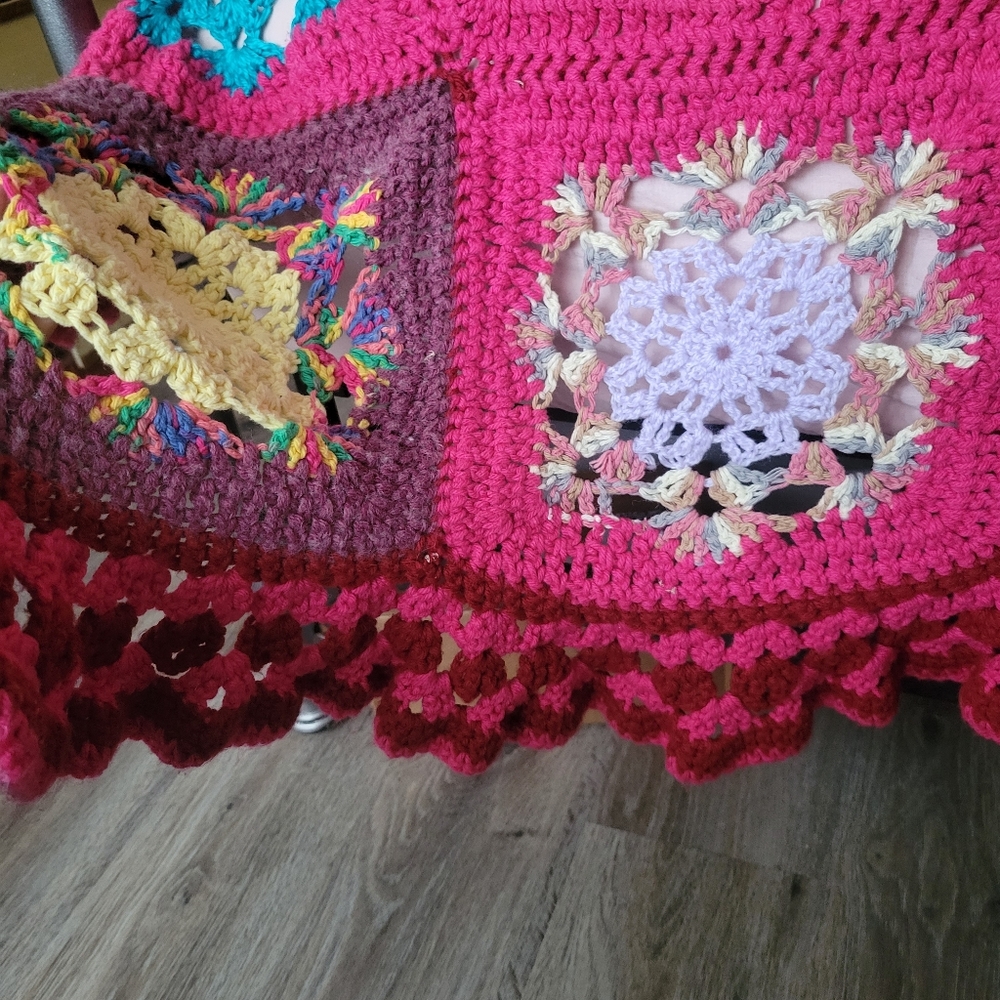 STUNNING Hand Crocheted Blanket - Picture 5 of 7